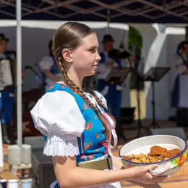 Zväčšiť fotografiu detske-krojovane-slavnosti-vo-velkych-levaroch-(108)