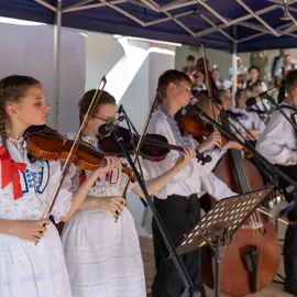 Zväčšiť fotografiu detske-krojovane-slavnosti-vo-velkych-levaroch-(132)