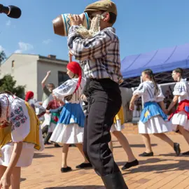 Zväčšiť fotografiu detske-krojovane-slavnosti-vo-velkych-levaroch-(138)
