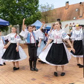 Zväčšiť fotografiu detske-krojovane-slavnosti-vo-velkych-levaroch-(142)