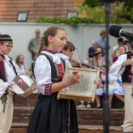 Zväčšiť fotografiu detske-krojovane-slavnosti-vo-velkych-levaroch-(143)