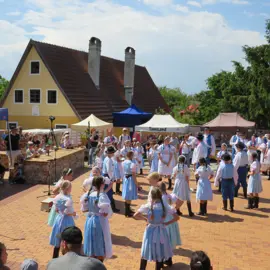 Zväčšiť fotografiu detske-krojovane-slavnosti-vo-velkych-levaroch-(15)