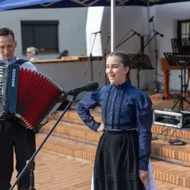Zväčšiť fotografiu detske-krojovane-slavnosti-vo-velkych-levaroch-(151)