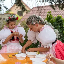 Zväčšiť fotografiu detske-krojovane-slavnosti-vo-velkych-levaroch-(160)