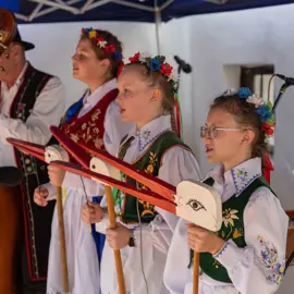 Zväčšiť fotografiu detske-krojovane-slavnosti-vo-velkych-levaroch-(164)