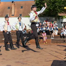 Zväčšiť fotografiu detske-krojovane-slavnosti-vo-velkych-levaroch-(173)