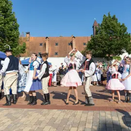 Zväčšiť fotografiu detske-krojovane-slavnosti-vo-velkych-levaroch-(175)