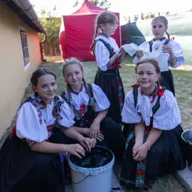 Zväčšiť fotografiu detske-krojovane-slavnosti-vo-velkych-levaroch-(176)