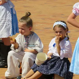 Zväčšiť fotografiu detske-krojovane-slavnosti-vo-velkych-levaroch-(18)