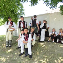 Zväčšiť fotografiu detske-krojovane-slavnosti-vo-velkych-levaroch-(19)