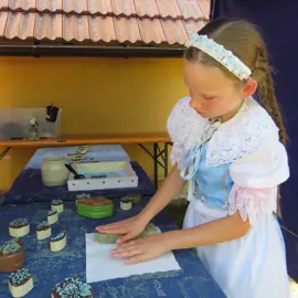 Zväčšiť fotografiu detske-krojovane-slavnosti-vo-velkych-levaroch-(21)