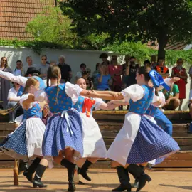 Zväčšiť fotografiu detske-krojovane-slavnosti-vo-velkych-levaroch-(22)