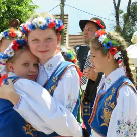 Zväčšiť fotografiu detske-krojovane-slavnosti-vo-velkych-levaroch-(23)