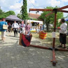 Zväčšiť fotografiu detske-krojovane-slavnosti-vo-velkych-levaroch-(43)
