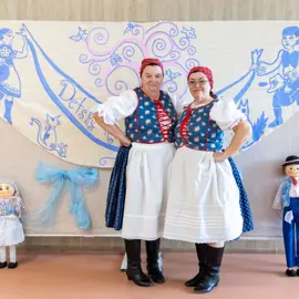 Zväčšiť fotografiu detske-krojovane-slavnosti-vo-velkych-levaroch-(58)