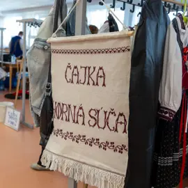 Zväčšiť fotografiu detske-krojovane-slavnosti-vo-velkych-levaroch-(60)