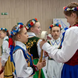 Zväčšiť fotografiu detske-krojovane-slavnosti-vo-velkych-levaroch-(66)