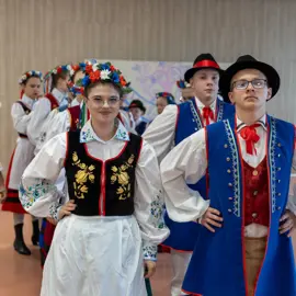 Zväčšiť fotografiu detske-krojovane-slavnosti-vo-velkych-levaroch-(67)