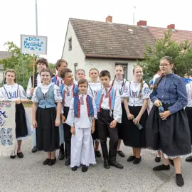 Zväčšiť fotografiu detske-krojovane-slavnosti-vo-velkych-levaroch-(80)
