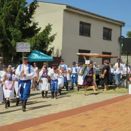 Zväčšiť fotografiu detske-krojovane-slavnosti-vo-velkych-levaroch-(9)