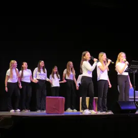 Zväčšiť fotografiu literarne-soiree-(38)