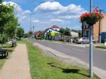 V obci vďaka projektu pribudli závesné kvetináče, na jeseň sa bude vysádzať vetrolam