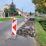 Správa ciest BSK realizuje v obci opravy výtlkov a vyjazdených koľají
