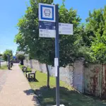 Na autobusových zastávkach sú osadené nové zastávkové označníky
