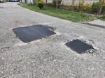 V obci prebieha oprava výtlkov na miestnych komunikáciách
