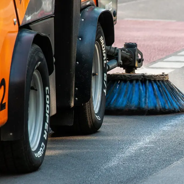 Ulice obce čistí zametacie vozidlo