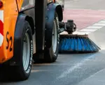 V utorok pokračuje čistenie ulíc zametacím vozidlom