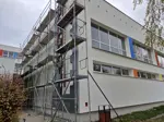 Práce na zateplovaní budovy základnej školy pokračujú
