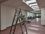 V škole prebiehajú maliarske práce