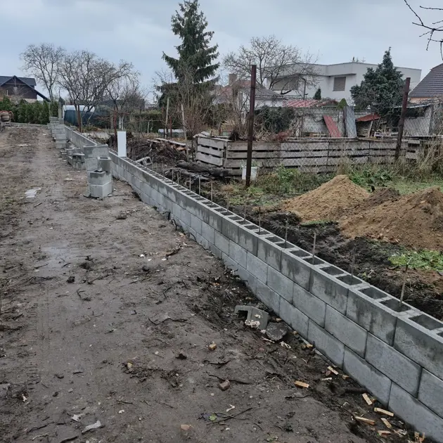 Vedľa kultúrneho domu budujeme nový múr