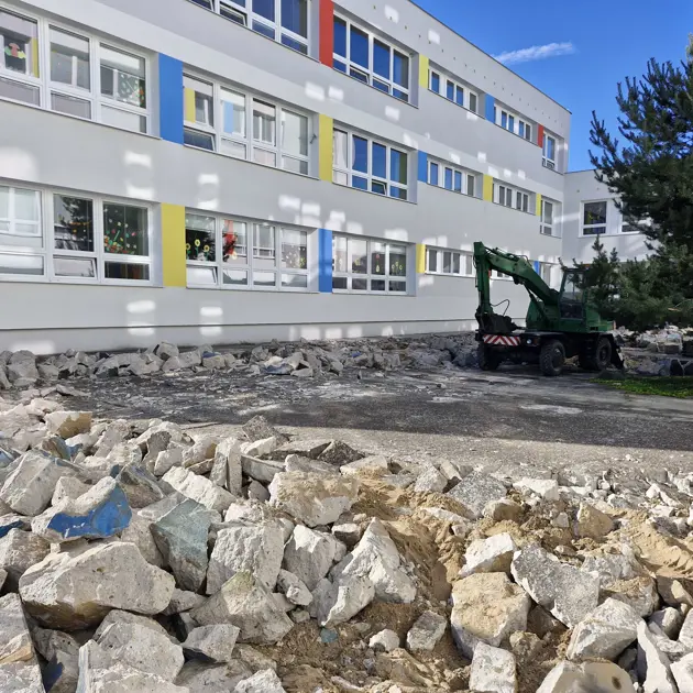 Betónové átrium základnej školy sa zazelená – pomôžu eurofondy