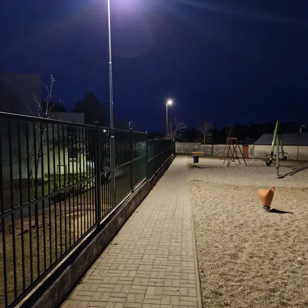 Chodník popri novom oplotení školy je už osvetlený
