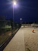 Chodník popri novom oplotení školy je už osvetlený