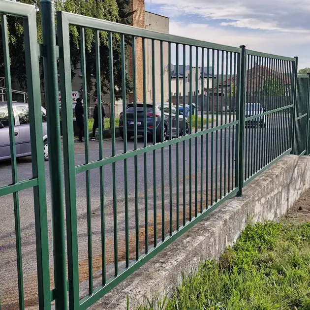 Obnovili sme ďalšiu časť oplotenia areálu základnej školy
