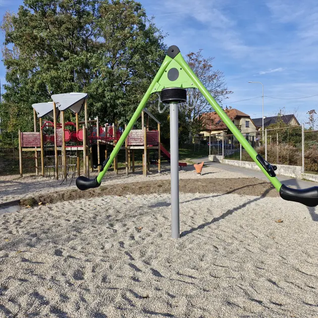 Na detskom ihrisku pri škole pribudol nový prvok